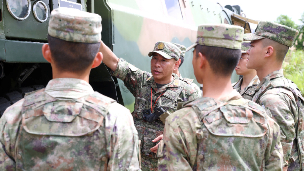 兵的好樣子——記中共黨員、火箭軍某部一級軍士長何賢達