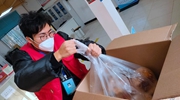 他們因疫情滯留西安，主動當(dāng)起了志愿者