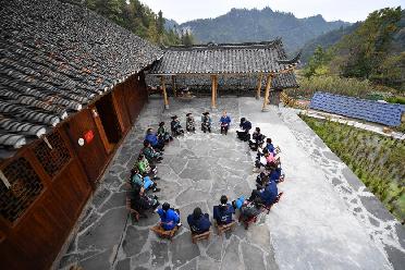 “不管多偏遠的地方，都不會被落下”——十八洞村里宣講二十大精神的“院壩會”