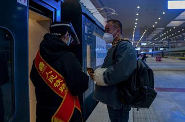 新華全媒+·新春走基層丨坐上自己曾駕駛的火車，他沿著青藏線回家過年