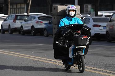 今年過(guò)年，開(kāi)車回家！——“95后”騎手李文達(dá)成了年度“小目標(biāo)”
