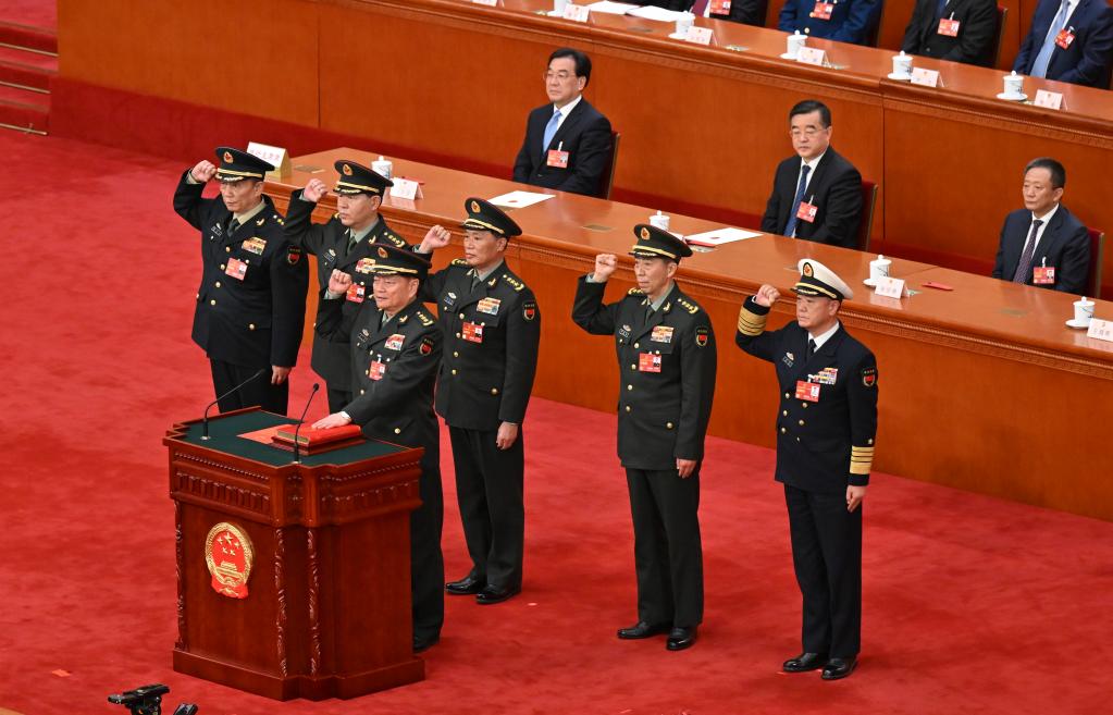 中央軍事委員會副主席、委員進行憲法宣誓