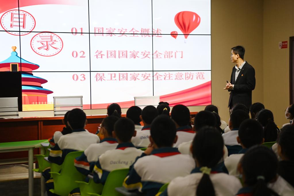 新華全媒+丨主題班會(huì)、禁毒宣傳、安全講座——全民國(guó)家安全教育日活動(dòng)進(jìn)校園