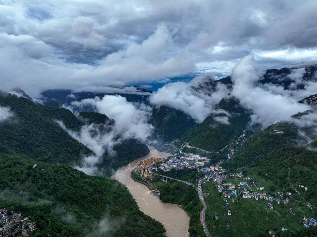 新華全媒+丨國道之行 從雪山奔向大海丨怒江，霧江