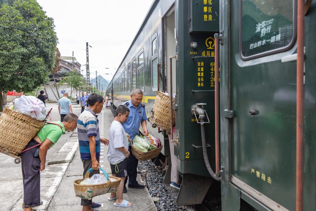 逛集市、賞非遺——特色“小慢車”豐富旅客出行體驗