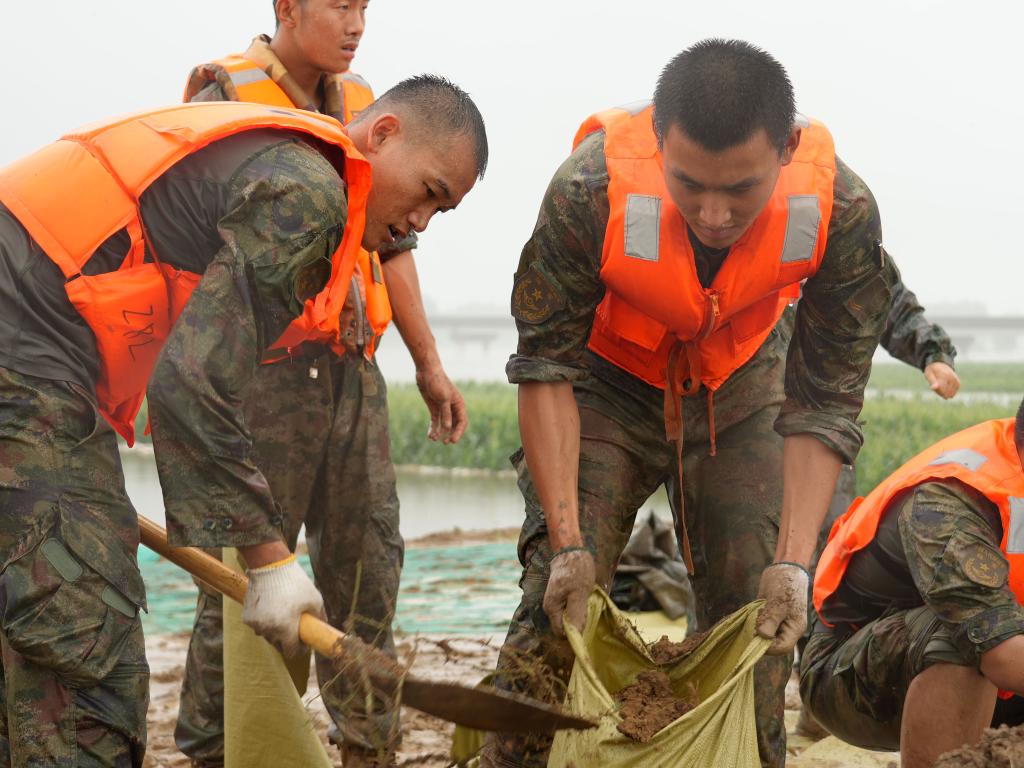 中部戰(zhàn)區(qū)1萬余名官兵、民兵持續(xù)奮戰(zhàn)在防汛救災(zāi)一線
