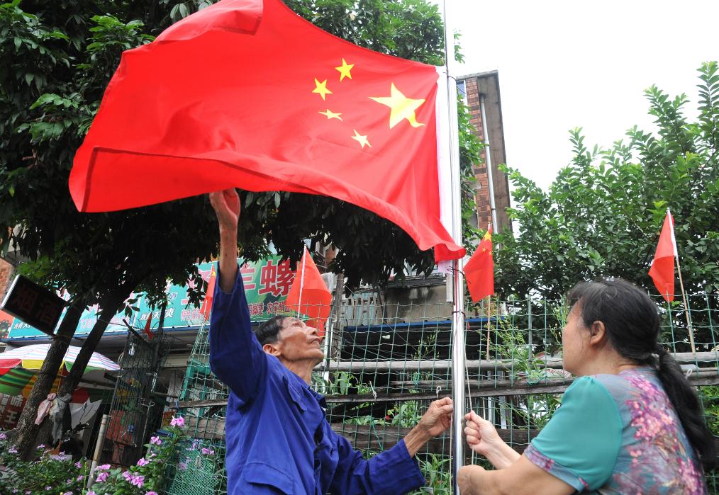 新華全媒+丨在家門口升國旗，這位八旬老黨員堅(jiān)持了29年