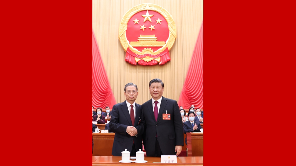 習(xí)近平同新當(dāng)選的全國(guó)人大常委會(huì)委員長(zhǎng)趙樂(lè)際握手
