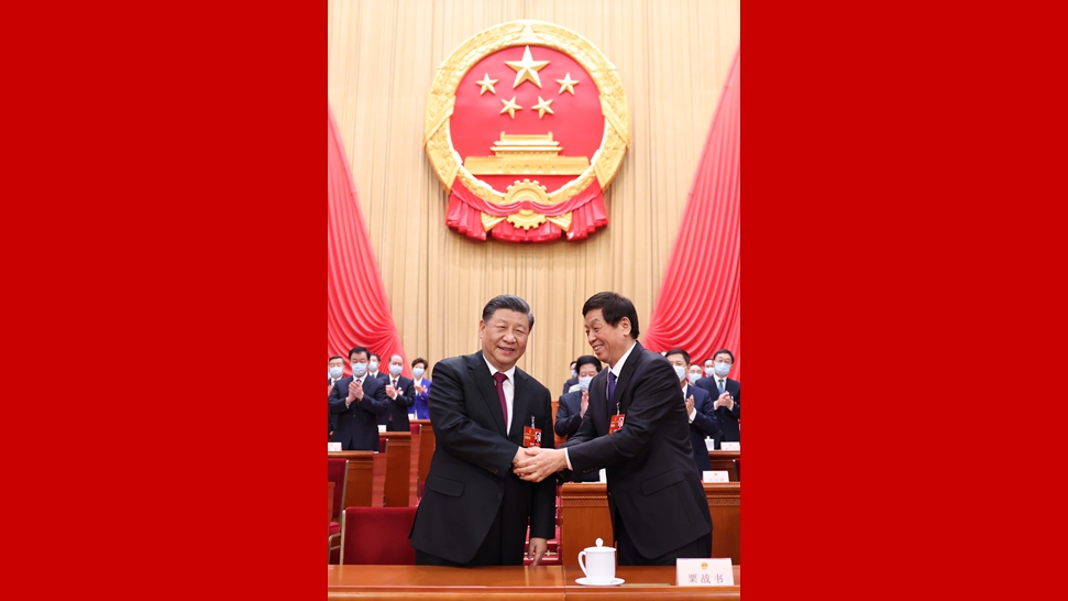 習(xí)近平同栗戰(zhàn)書(shū)握手