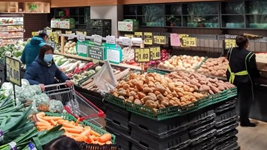 投放儲備肉菜、必需品不斷檔……年關有溫度年味更濃情