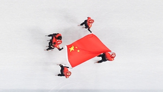 在體育館的最高處，我似乎看見“雪從天降，落地成金”