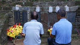當(dāng)年你守護(hù)我們，如今我們守護(hù)你……