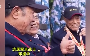 淚目！吃凍土豆的志愿軍老兵嘗到了自熱食品