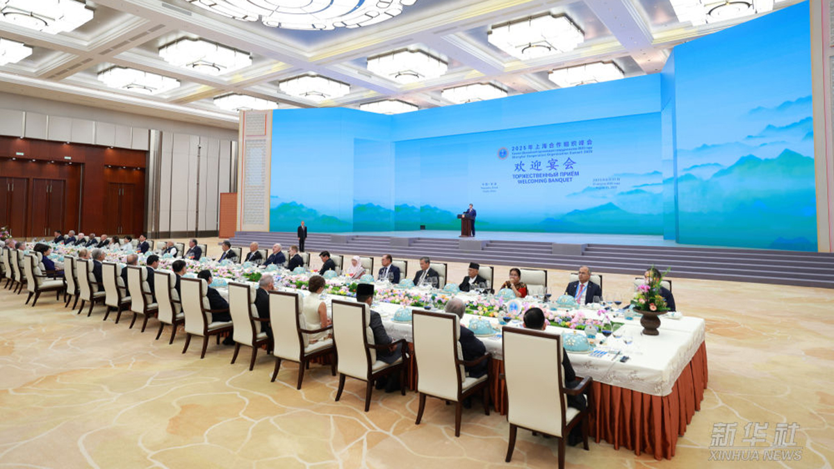 新华图讯丨习近平和彭丽媛为出席2025年上海合作组织峰会的国际贵宾举行欢迎宴会