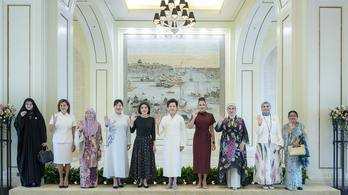 彭丽媛同出席2025年上海合作组织峰会外方领导人夫人游览天津海河